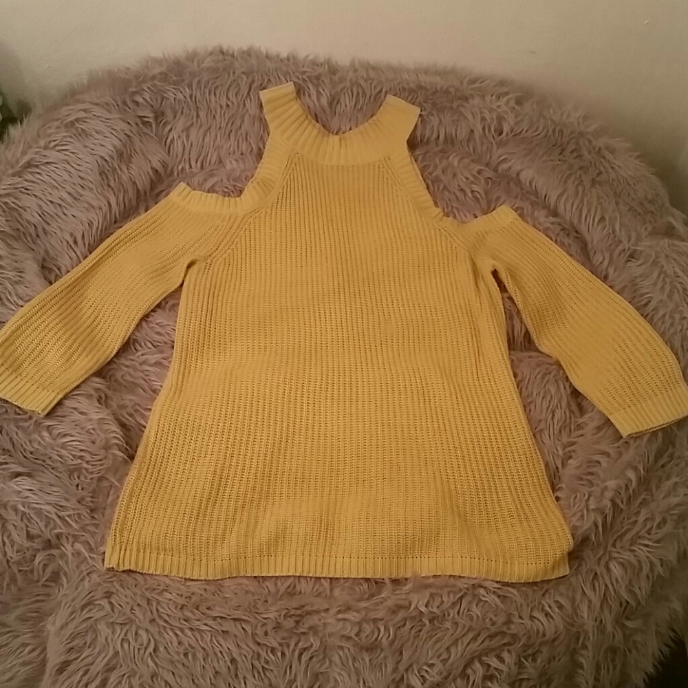 Cold shoulder top, M